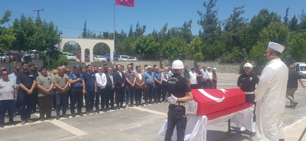 İslahiye'de organ yetmezliği nedeniyle vefat eden polis memuru toprağa verildi 2 İslahiye'de organ yetmezliği nedeniyle vefat eden polis memuru toprağa verildi