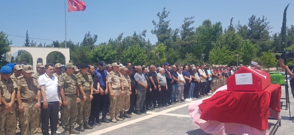 Kilis'te kalp krizi sonucu vefat eden asker İslahiye'de son yolculuğuna uğurlandı 7 Kilis'te kalp krizi sonucu vefat eden asker İslahiye'de son yolculuğuna uğurlandı