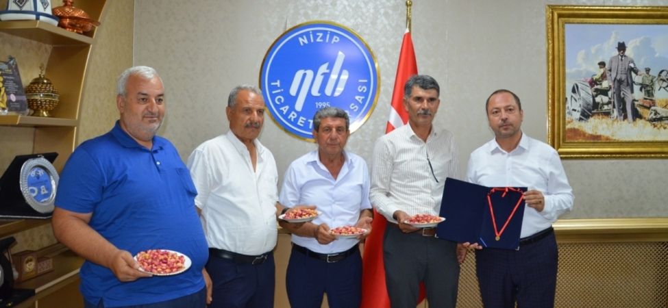 Nizip'te yılın ilk erkenci Antep fıstığını getiren üretici yarım altınla ödüllendirildi 2 Nizip'te yılın ilk erkenci Antep fıstığını getiren üretici yarım altınla ödüllendirildi